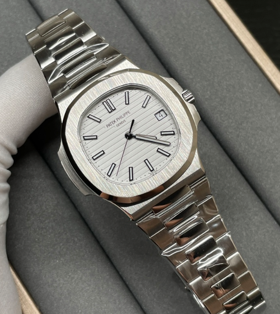 PATEK PHILIPPE 5711 NAUTILUS (WHITE DIAL)
