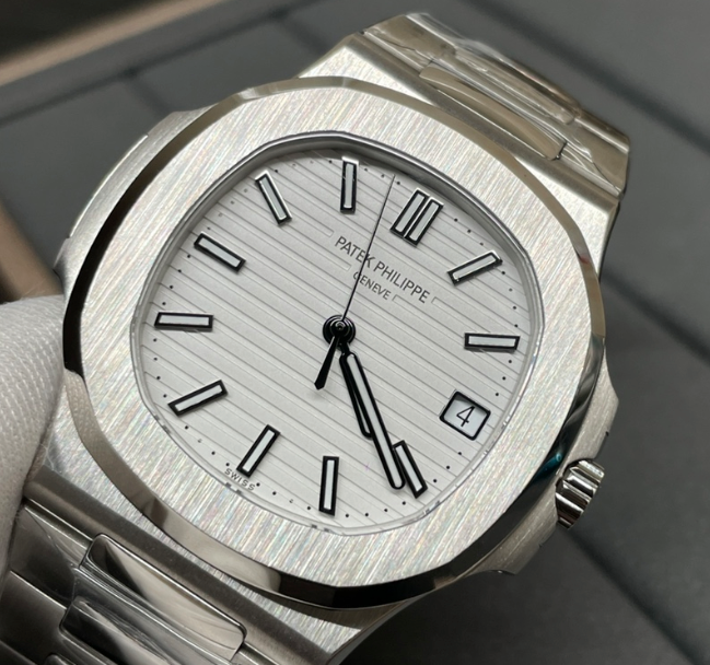 PATEK PHILIPPE 5711 NAUTILUS (WHITE DIAL)