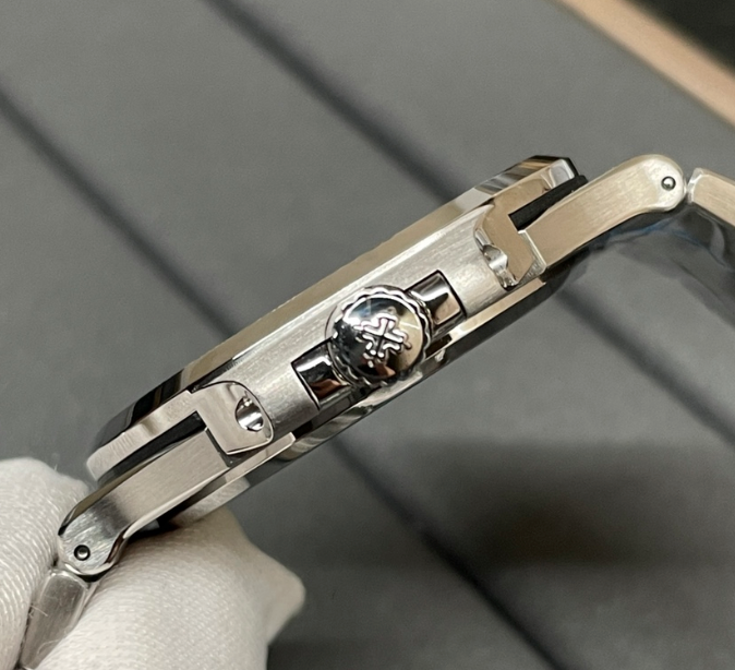PATEK PHILIPPE 5711 NAUTILUS (WHITE DIAL)
