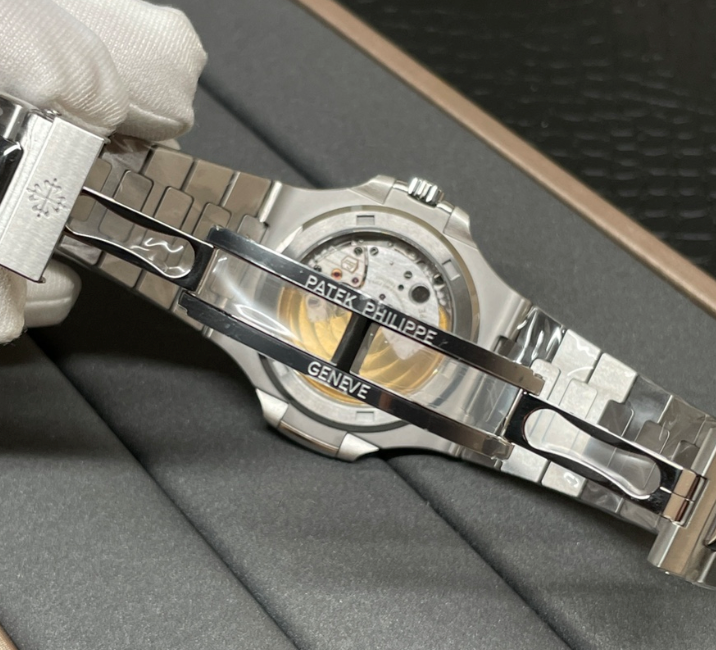 PATEK PHILIPPE 5711 NAUTILUS (WHITE DIAL)